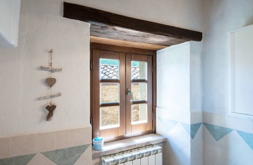 Mercatale di Cortona Apartment | Apartment "Pilari Castagnolo" with Mountain View, Shared Pool & Wi-Fi