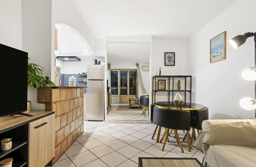 Frejus Plage Apartment | Apartment 'Provence' with Balcony, Wi-Fi and Air Conditioning