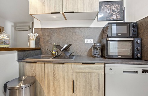 Frejus Plage Apartment | Apartment 'Provence' with Balcony, Wi-Fi and Air Conditioning