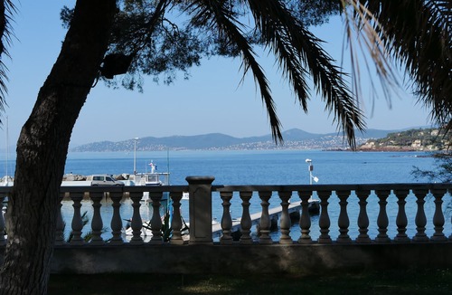 Boulouris-sur-Mer Apartment | APARTMENT SEA VIEW- "FEET IN THE WATER" DIRECT ACCESS BEACH