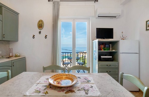 Schiazzano Apartment | Apartment 'Sguardo Sul Golfo' with Sea View, Wi-Fi and Air Conditioning