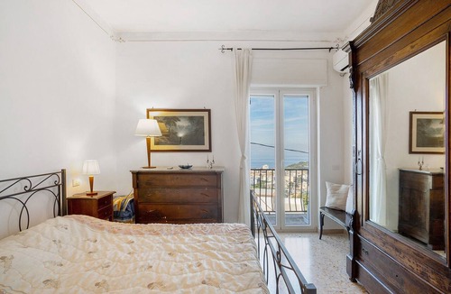 Schiazzano Apartment | Apartment 'Sguardo Sul Golfo' with Sea View, Wi-Fi and Air Conditioning