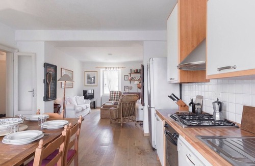 Cavaion Veronese Apartment | Apartment 'Tenuta Naiano Leonardo' with Shared Garden, Wi-Fi and Air Conditioning