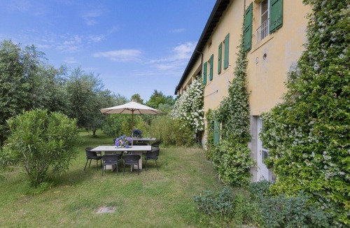 Cavaion Veronese Apartment | Apartment 'Tenuta Naiano Leonardo' with Shared Garden, Wi-Fi and Air Conditioning