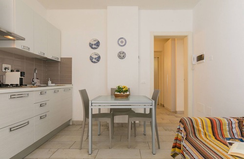 San Vincenzo Apartment | Apartment 'Villa Corallo - Agata' with Shared Garden, Wi-Fi and Air Conditioning