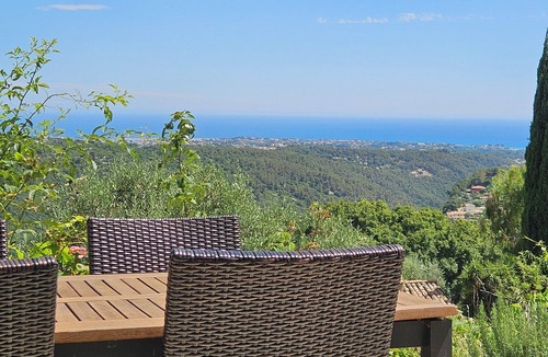 Saint-Jeannet Apartment | Apartment VUE MER on the Côte d'Azur with garden for 2 - 3 persons