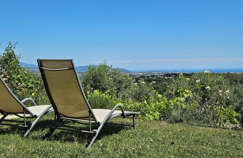 Saint-Jeannet Apartment | Apartment VUE MER on the Côte d'Azur with garden for 2 - 3 persons