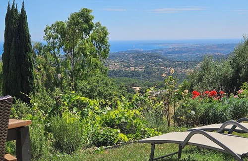 Saint-Jeannet Apartment | Apartment VUE MER on the Côte d'Azur with garden for 2 - 3 persons