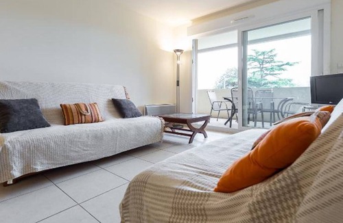 Riou - Petit Juas - Av de Grasse Apartment | Apartment with Communal Pool