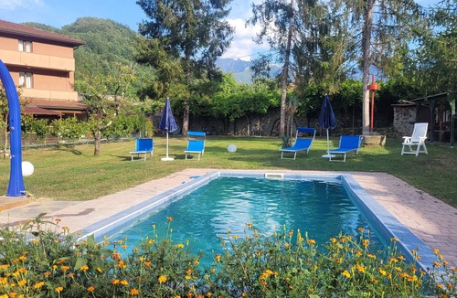 Gragnola Apartment | Apartment with private garden and pool
