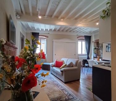 Cortona Old Town Apartment | Appartamento Io e Te Cortona centro storico - seconda doccia su romantica corte