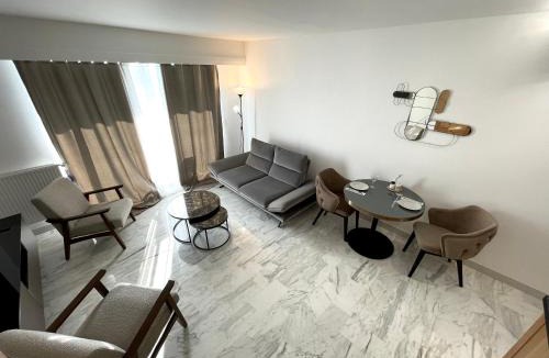 Saint-Laurent-du-Var Apartment | Appartement bord de mer avec piscine