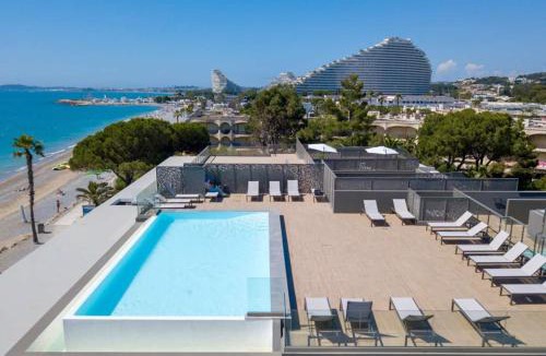 Villeneuve Loubet Beach Apartment | Appartement climatisé les pieds dans l'eau pour 6 personnes avec 1 suite parentale, 1 chambre double et 1 mini chambre Piscine sur le toit clim garage