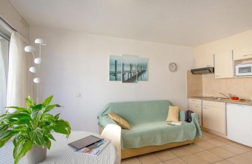 Saint-Raphael Apartment | Appartement climatisé avec terrasse, à 50m de la plage et proche commerces, gare et centre-ville. - FR-1-466A-9