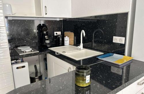 Frejus Port Apartment | Appartement cosy à Port Fréjus: climatisé, proche plage, commerces et garage - 4 couchages - FR-1-226A-176