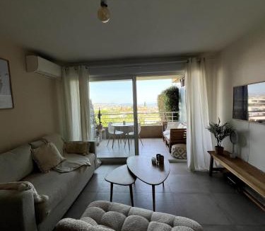 Saint-Laurent-du-Var Apartment | Appartement calme vue mer
