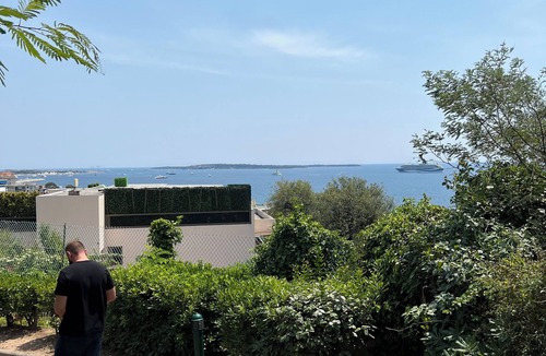 La Croix des Gardes Apartment | Appartement Meublé Avec Terrasse, vue mer et Accès Piscine