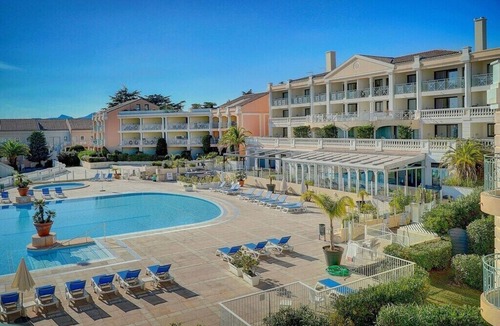 La Croix des Gardes Apartment | Appartement Meublé Avec Terrasse, vue mer et Accès Piscine