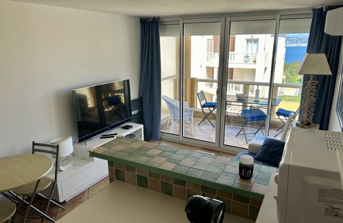 Theoule-Superieur Apartment | Appartement Tout Équipé, vue mer et Esterel. Climatisé, Piscine