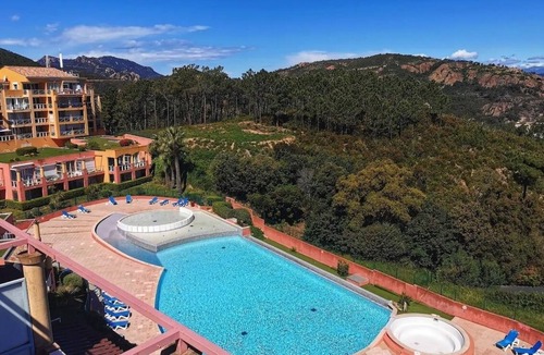 Theoule-Superieur Apartment | Appartement Tout Équipé, vue mer et Esterel. Climatisé, Piscine