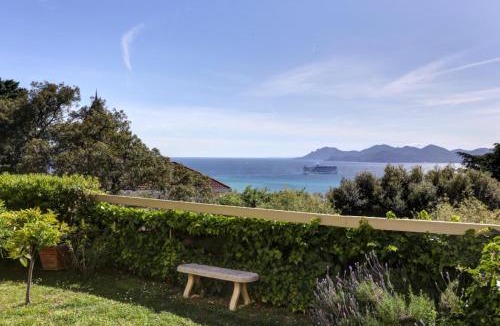 California - Pezou Apartment | Appartement - villa Le Saint Georges avec superbe jardin et vue mer panoramique