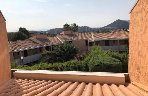 Mandelieu-La-Napoule Apartment | Appt T2 refait à neuf - vue mer dans résidence avec piscine