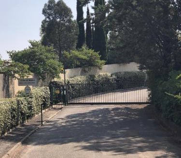 Mandelieu-La-Napoule Apartment | Appt T2 refait à neuf - vue mer dans résidence avec piscine