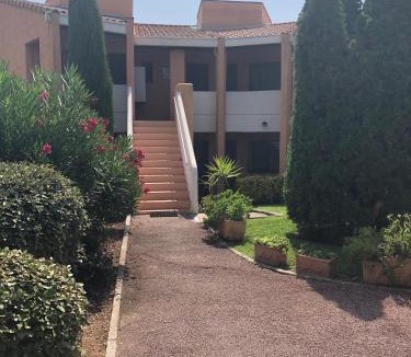 Mandelieu-La-Napoule Apartment | Appt T2 refait à neuf - vue mer dans résidence avec piscine