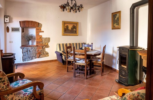 Aramo House | AramoVerdenTuscan house in the heart of green hills in a medieval village
