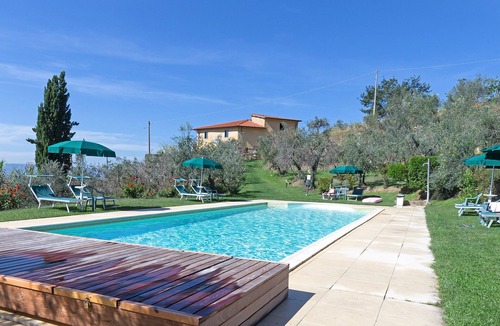 Loro Ciuffenna Apartment | "Archi" farmhouse apt for 2/4 persons, swimming pool, pvt garden, stunning view