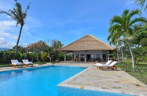 Banjartegehe Villa | Authentic Balinese Beachfront Villa & Private Pool