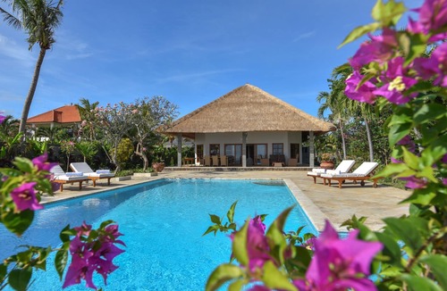 Banjartegehe Villa | Authentic Balinese Beachfront Villa & Private Pool