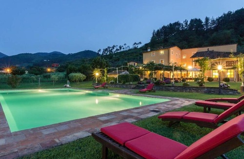Vorno Villa | Badia Cantignano Villa Sleeps 15 with Pool Air Con and WiFi