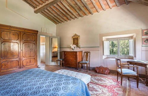 Vorno Villa | Badia Cantignano Villa Sleeps 14 with Pool Air Con and WiFi