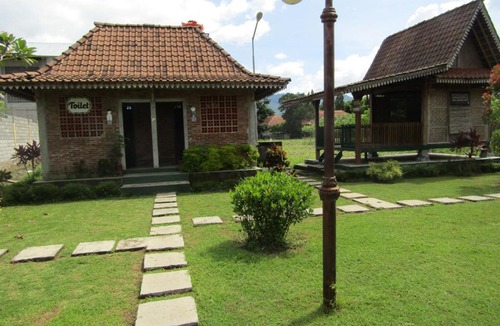 Borobudur Hotel | Balkondes Bumiharjo (Kampung Dolanan)