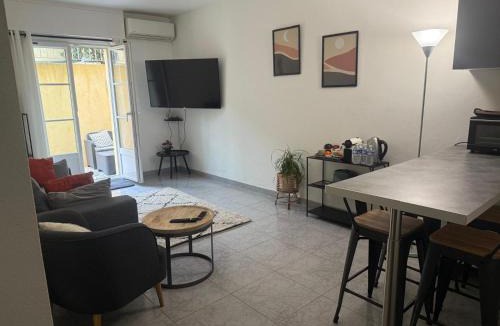 Carros Apartment | Bas de Villa à 15 min de Nice avec piscine