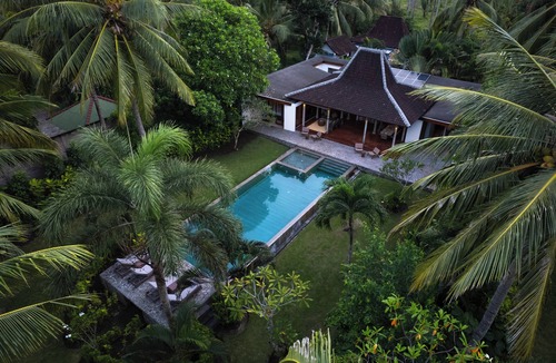Melaya Villa | Beachfront Villas in Bali with Private Infinity Pool and huge garden.