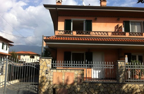 Cinquale Apartment | Beautiful, well-cared-for villa, semi detached, on two floors for 6 persons, terrace for meals outsi