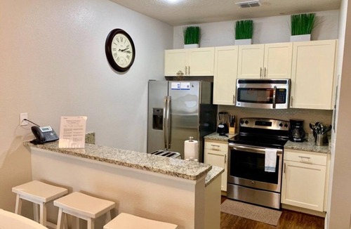 Campbell House | Beautiful 3 bedrooms townhome, bright living room, HD TV