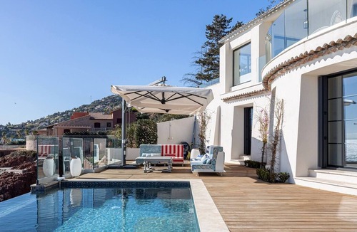 Antheor Villa | Beautiful 4 Bedrooms Villa With Pool And Garden - Waterfont