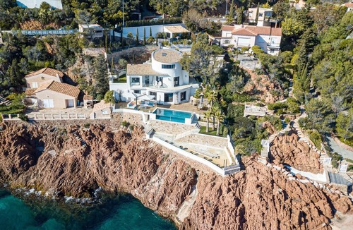 Antheor Villa | Beautiful 4 Bedrooms Villa With Pool And Garden - Waterfont