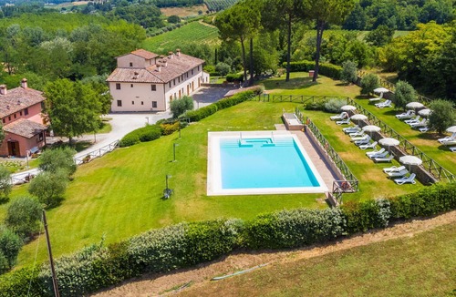 Castelfiorentino Villa | Beautiful apartment in villa for 6 guests with pool, WIFI, A/C, TV, terrace and pets allowed