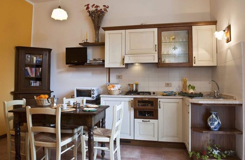 Gavignano Villa | Beautiful apartment in villa for 2 guests with WIFI, A/C, pool, TV and patio, close to San Gimig.