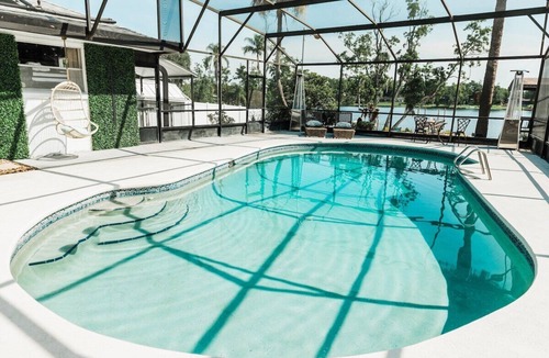 Casselberry House | * Beautiful Lakehouse with Pool and Movie Theater*