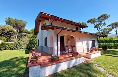 Ronchi Villa | Beautiful private villa for 8 people with A/C, WIFI, TV and pets allowed, close to Forte Dei Marmi