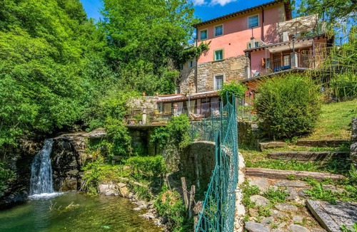 Loro Ciuffenna House | Beautiful private villa for 12 people with WIFI, private pool, TV, terrace and pets allowed