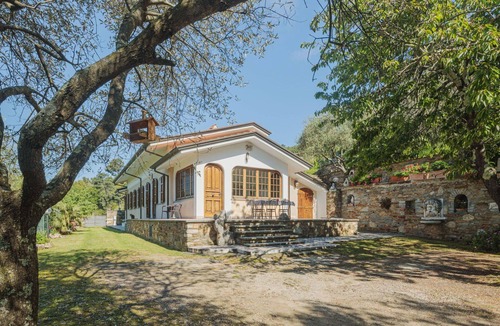 Montignoso House | Beautiful private villa for 10 guests with WIFI, TV, terrace and pets allowed