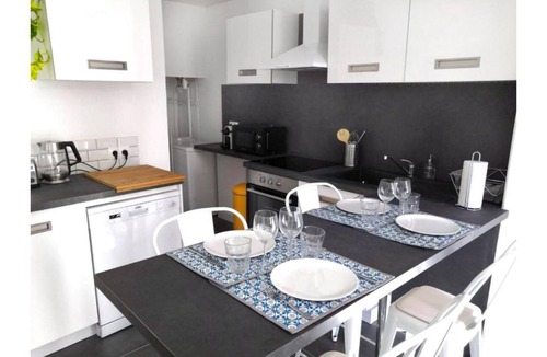 Old Town Apartment | Beautifully Bright Apartment in Old Town Saint-Tropez