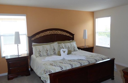 Lake Berkley House | Bella Vida Homes - Close to Disney and Universal!