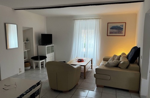 Le Broc Apartment | Between sea and mountains, 2-room apartment close to shops and parking.